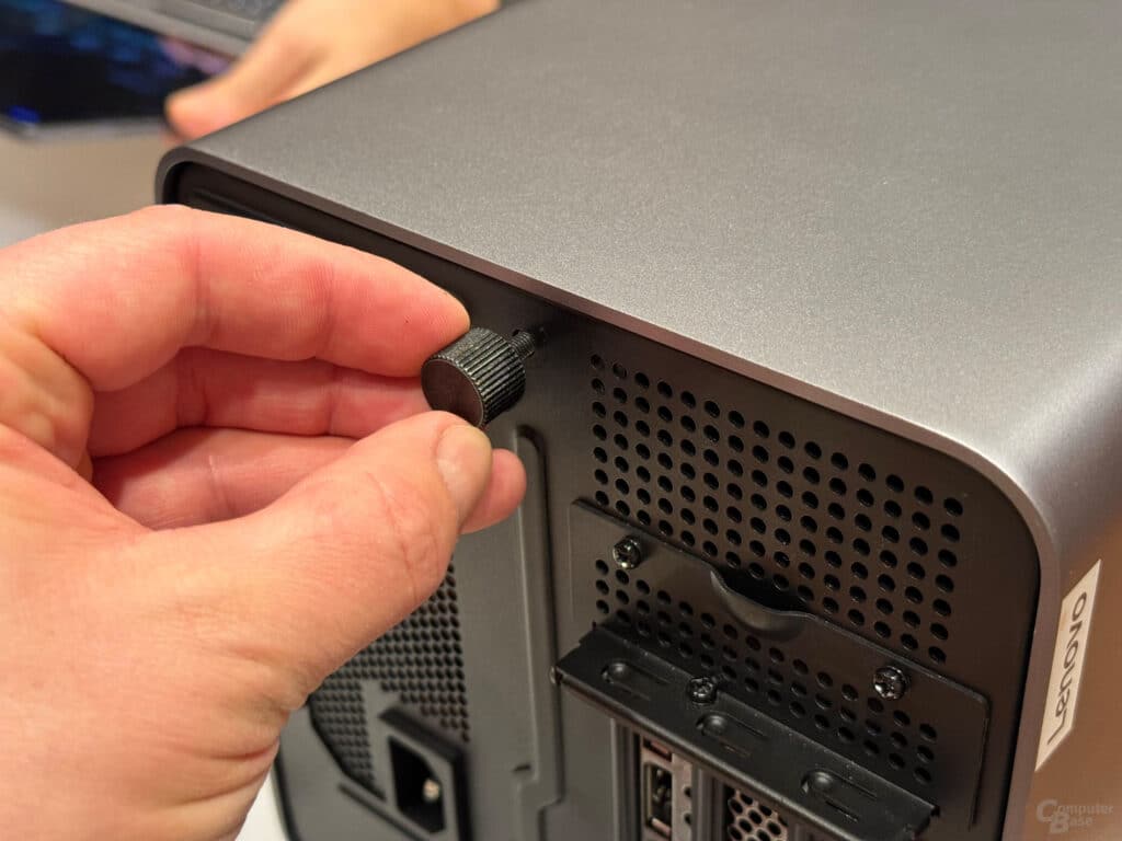 Lenovo представи външна док-станция за свързване на настолни видеокарти към лаптопи