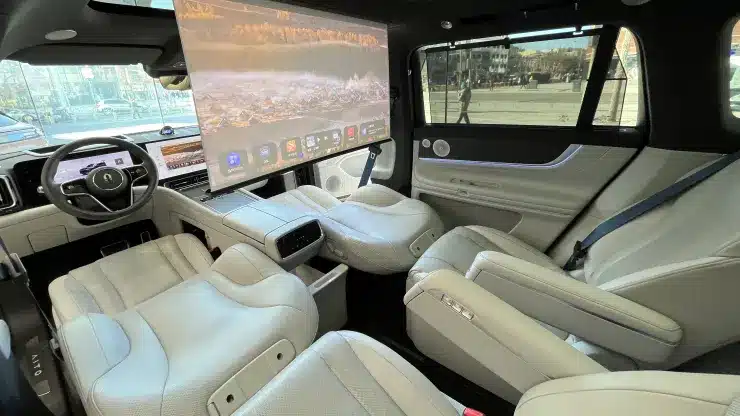 Китайските производители на електромобили засилват конкуренцията с Tesla с помощта на нови технологии