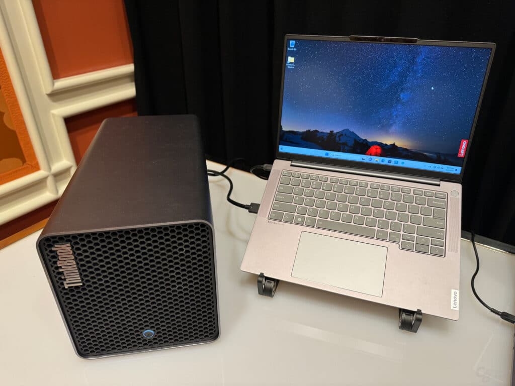 Lenovo представи външна док-станция за свързване на настолни видеокарти към лаптопи