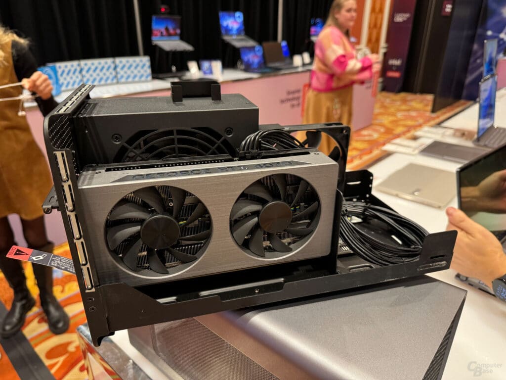 Lenovo представи външна док-станция за свързване на настолни видеокарти към лаптопи