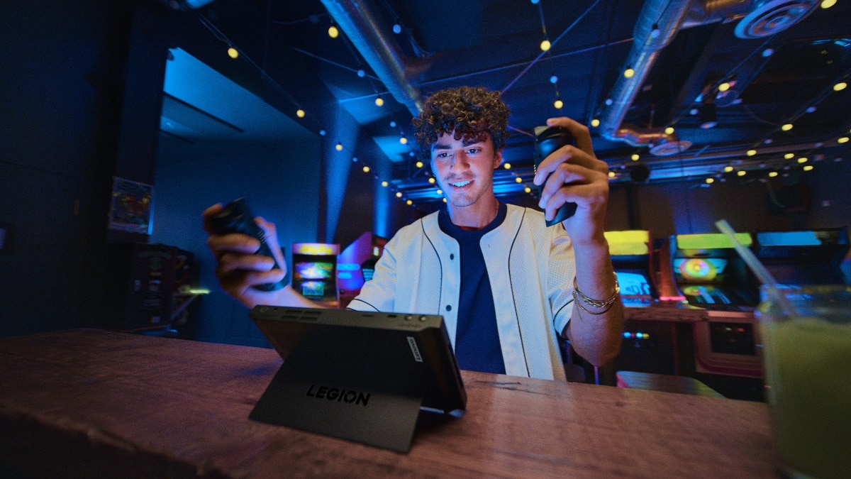 Гейминг в движение с мобилната конзола Lenovo Legion Go от А1