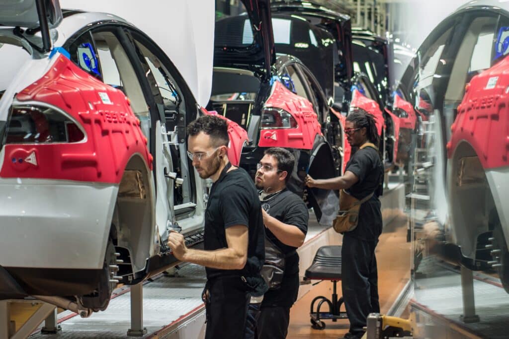 Паника в Tesla? Висши ръководители разпродават акции за над 0 милиона на фона на драматичен срив от 5 милиарда