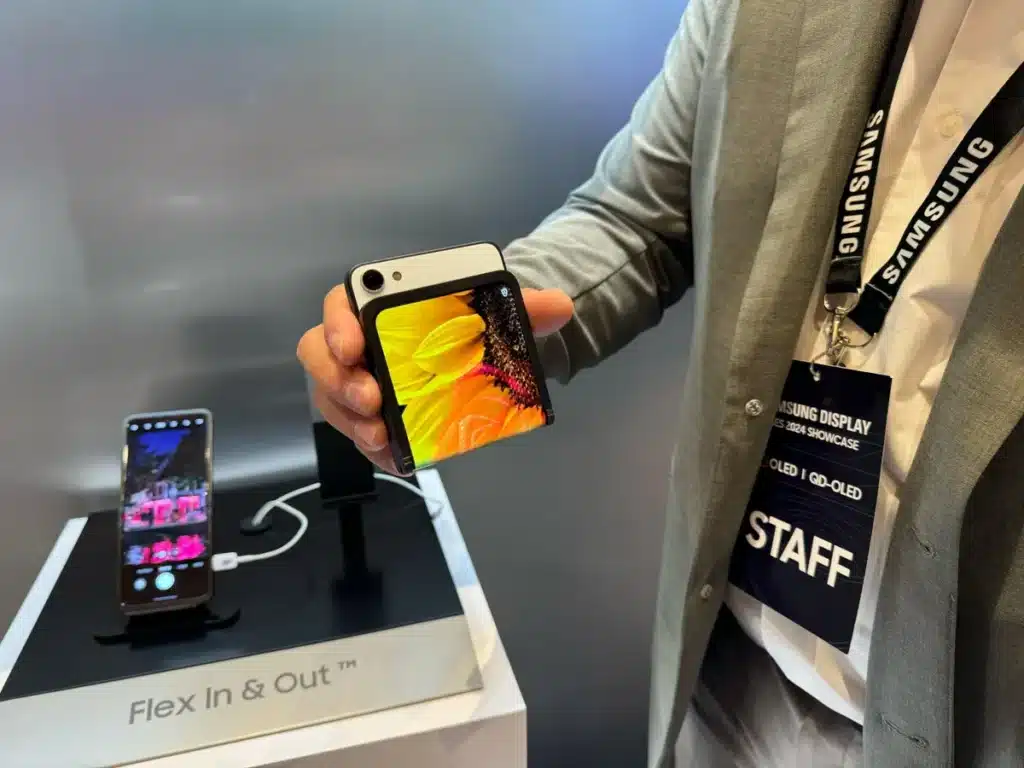 Концептуалният смартфон Flex In & Out Flip на Samsung ви позволява да го сгъвате в двете посоки