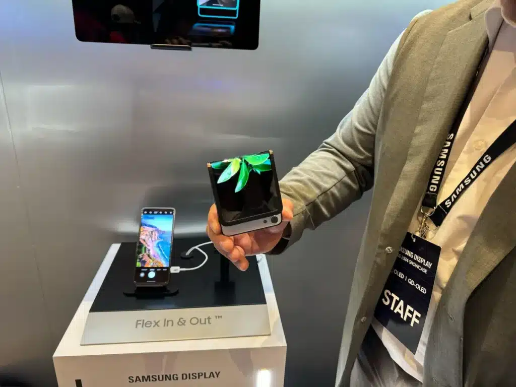 Концептуалният смартфон Flex In & Out Flip на Samsung ви позволява да го сгъвате в двете посоки