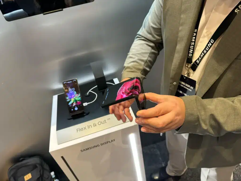 Концептуалният смартфон Flex In & Out Flip на Samsung ви позволява да го сгъвате в двете посоки