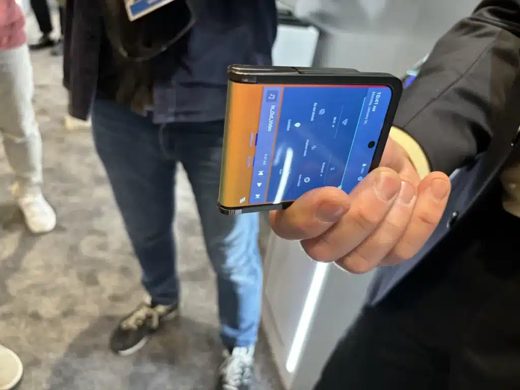 Концептуалният смартфон Flex In & Out Flip на Samsung ви позволява да го сгъвате в двете посоки
