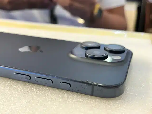 Потребители съобщават за лющене по ръбовете на гърба на iPhone 15 Pro
