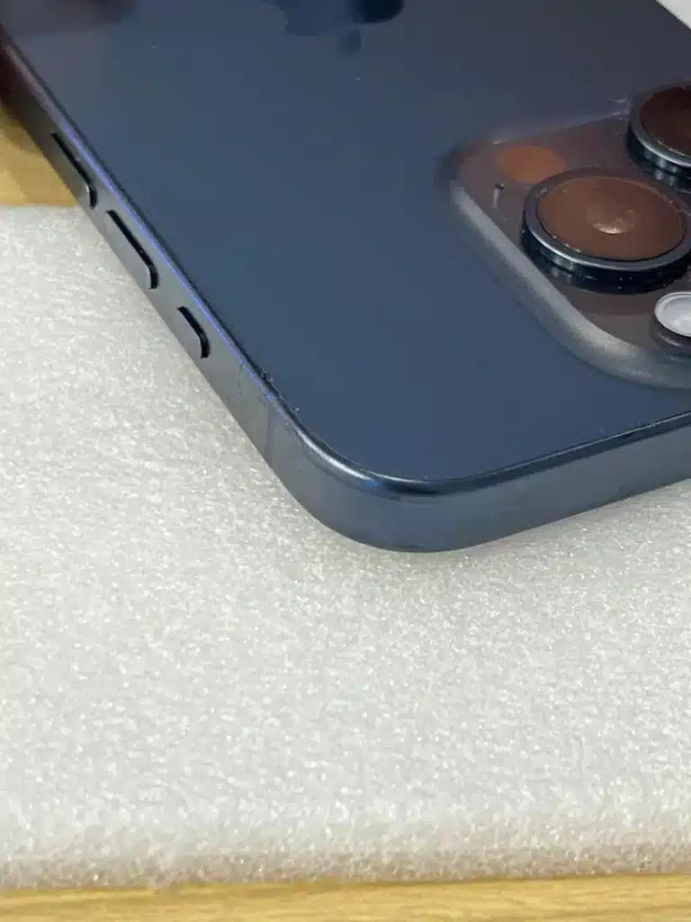 Потребители съобщават за лющене по ръбовете на гърба на iPhone 15 Pro
