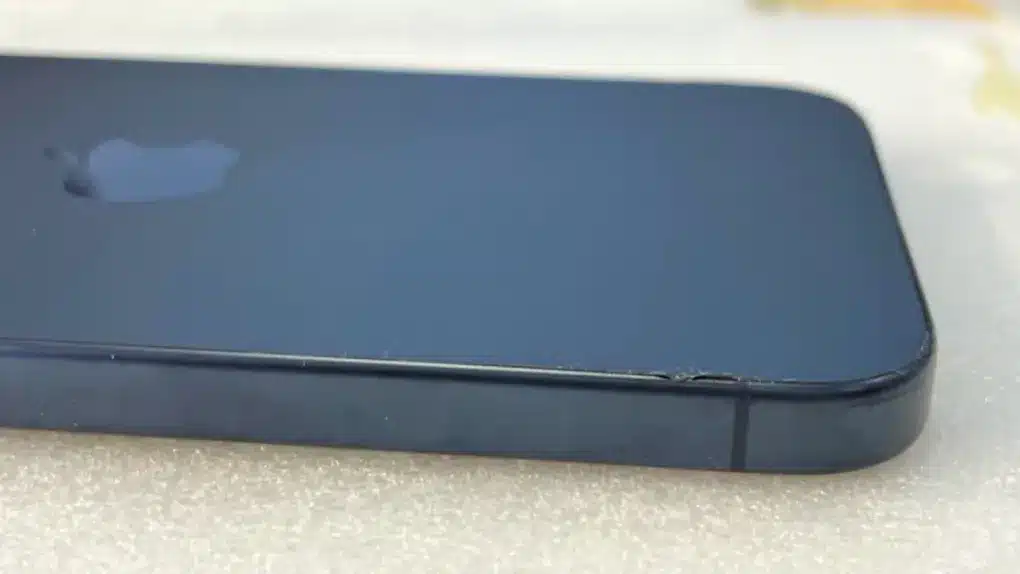 Потребители съобщават за лющене по ръбовете на гърба на iPhone 15 Pro