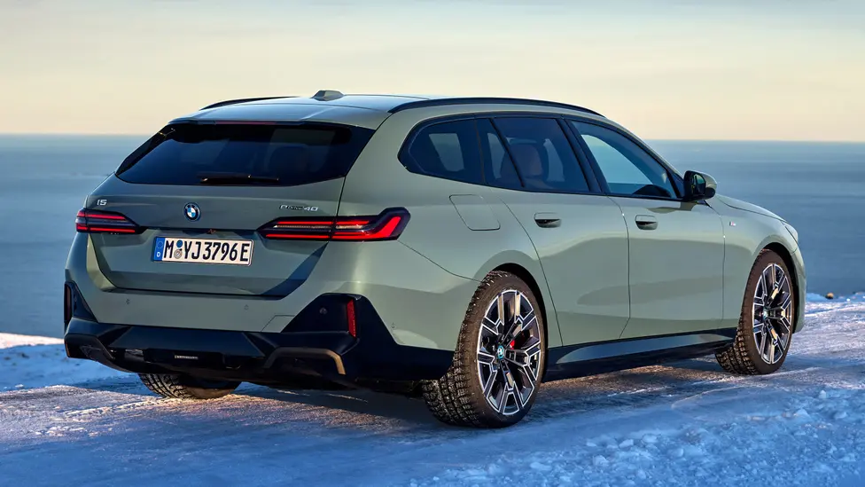 Новите BMW i5 и Series 5 Touring вече са тук с електрическо и дизелово задвижване и много екстри