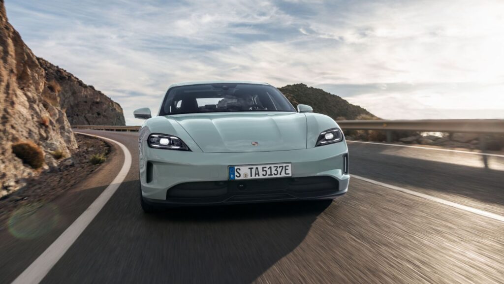 Porsche представи новия Taycan – той предлага увеличена мощност, скорост и автономност