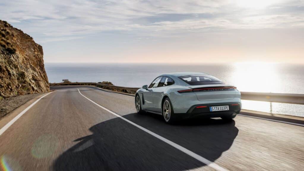 Porsche представи новия Taycan – той предлага увеличена мощност, скорост и автономност