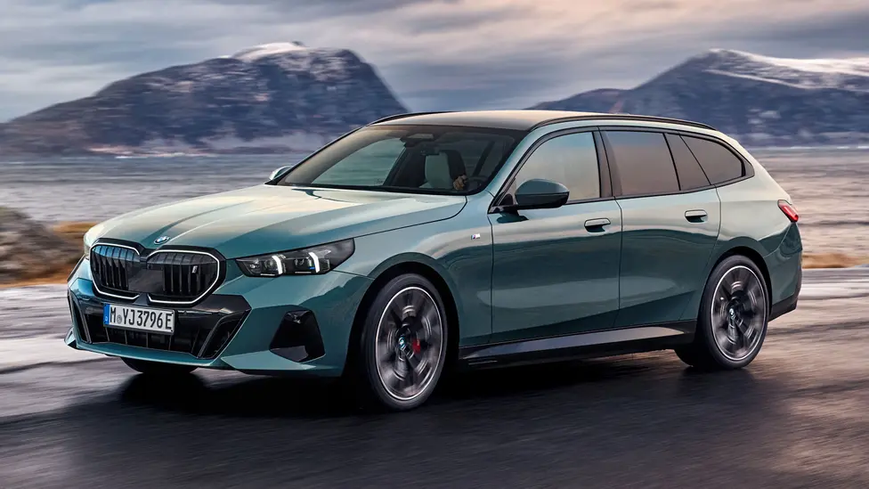 Новите BMW i5 и Series 5 Touring вече са тук с електрическо и дизелово задвижване и много екстри
