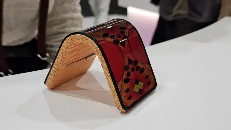 Motorola разкри концепция за гъвкав смартфон, който може да се увива около китката ви