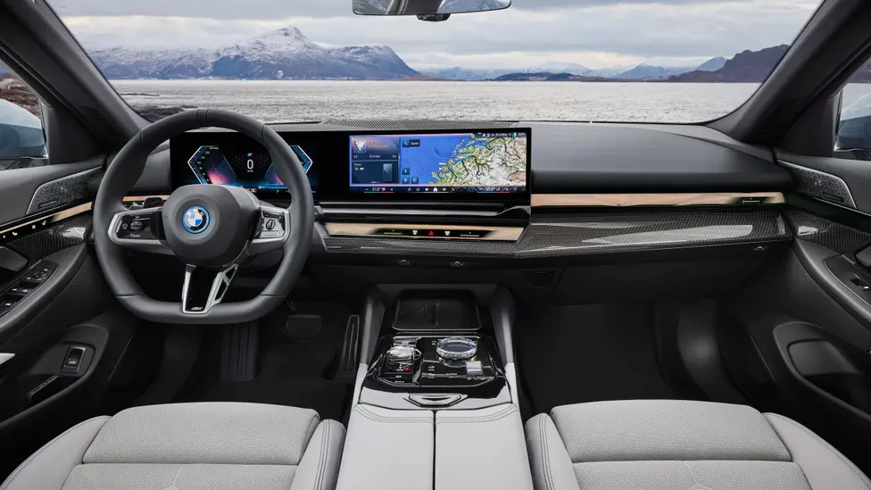 Новите BMW i5 и Series 5 Touring вече са тук с електрическо и дизелово задвижване и много екстри