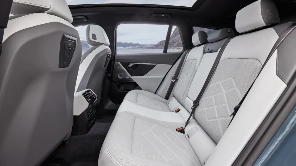 Новите BMW i5 и Series 5 Touring вече са тук с електрическо и дизелово задвижване и много екстри