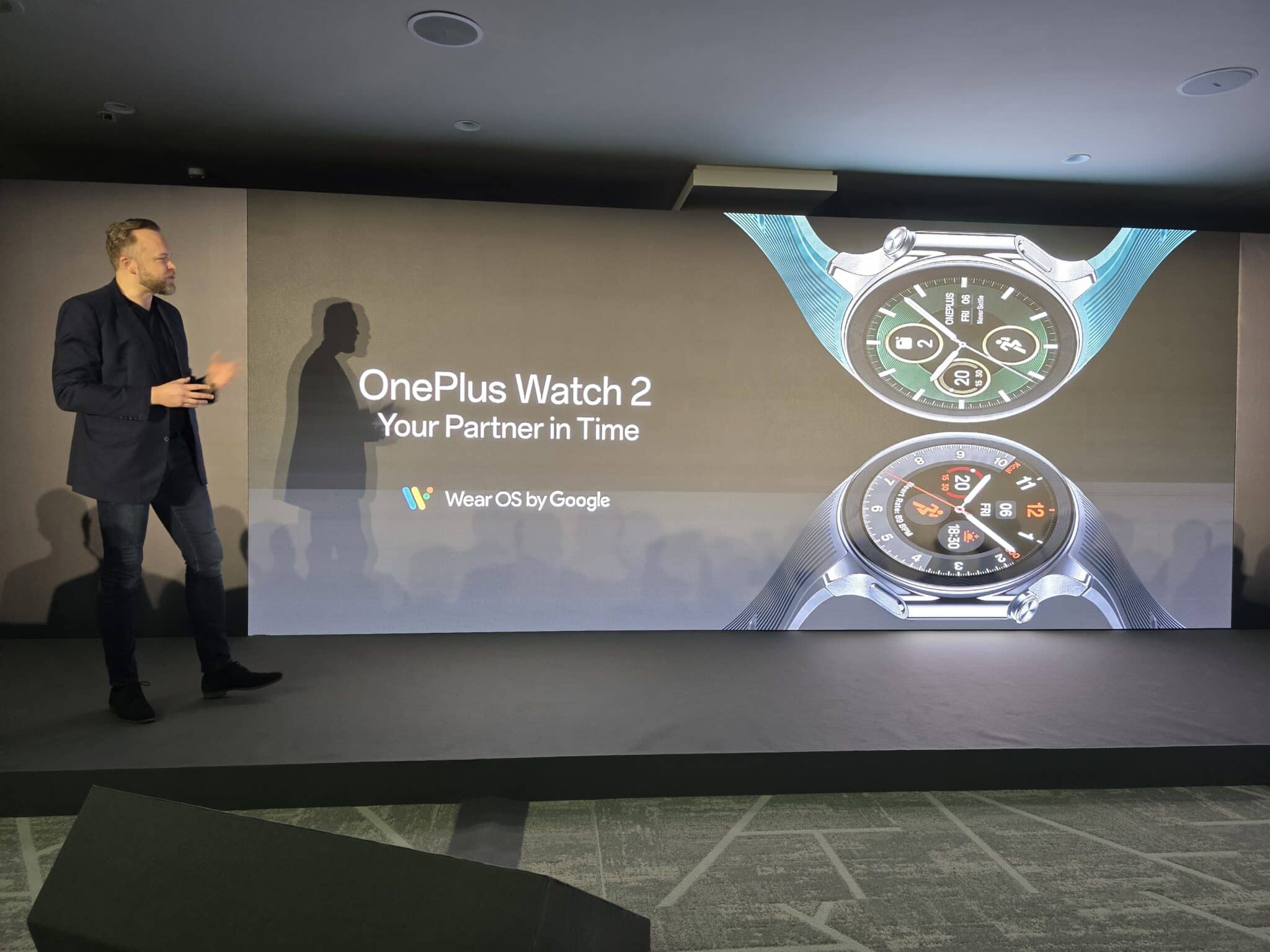 OnePlus представи смарт часовник с два процесора и две операционни системи, но с един екран