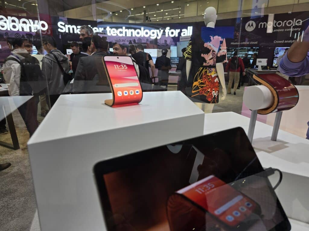 Motorola разкри концепция за гъвкав смартфон, който може да се увива около китката ви