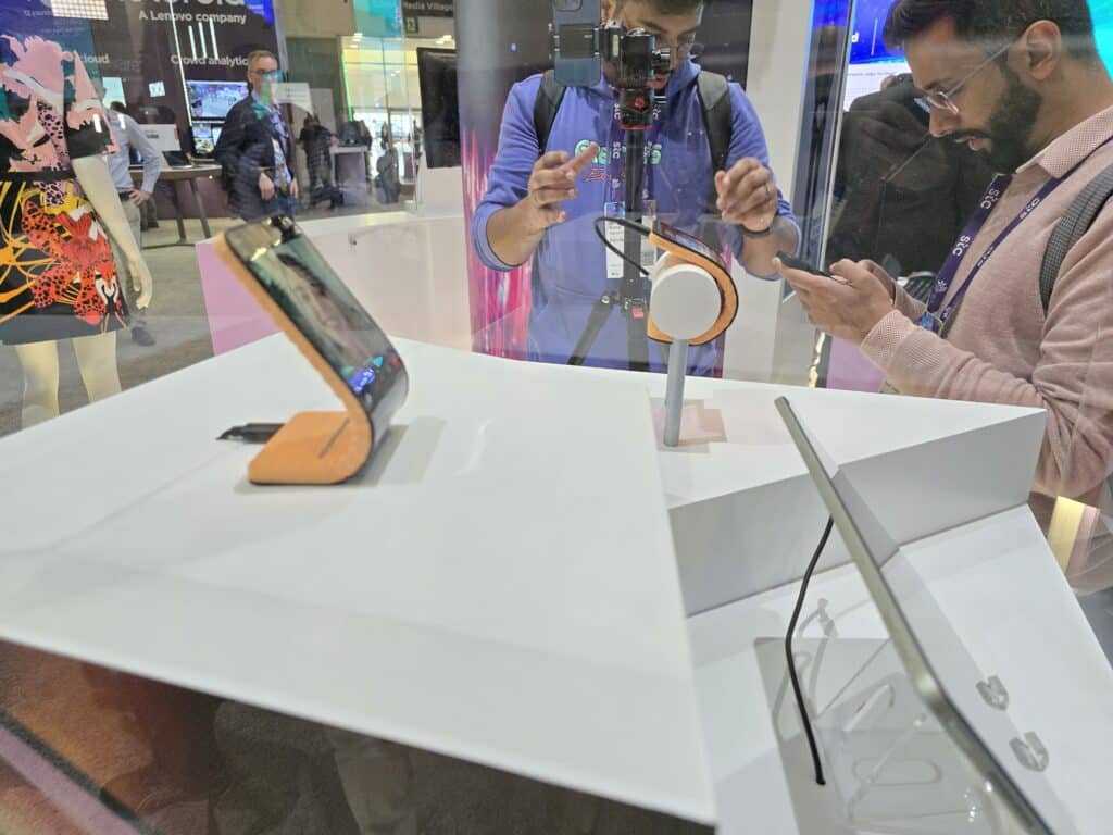 Motorola разкри концепция за гъвкав смартфон, който може да се увива около китката ви