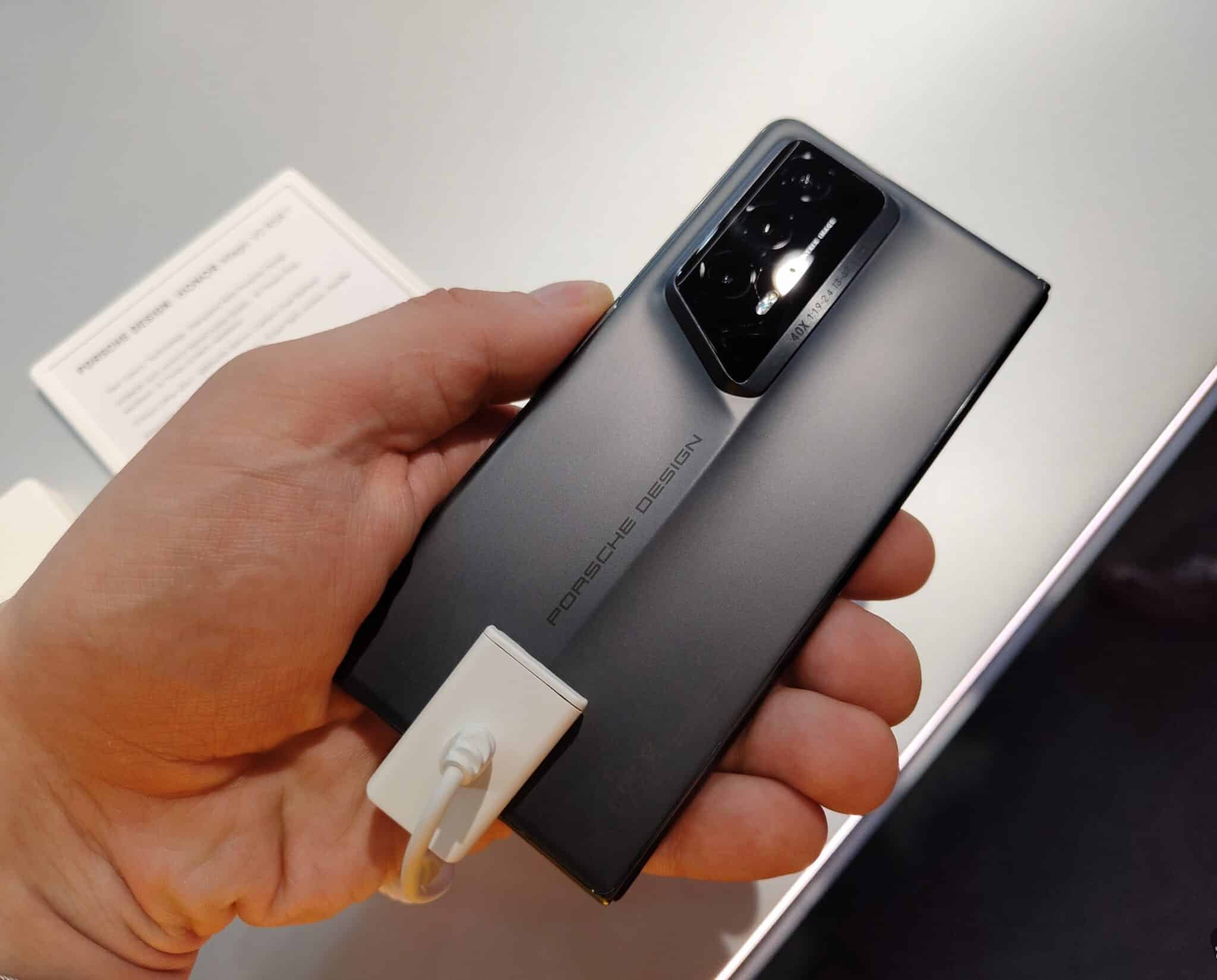 Honor представи глобалната версия на сгъваемия смартфон Magic V2 RSR Porsche Design на цена от €2699
