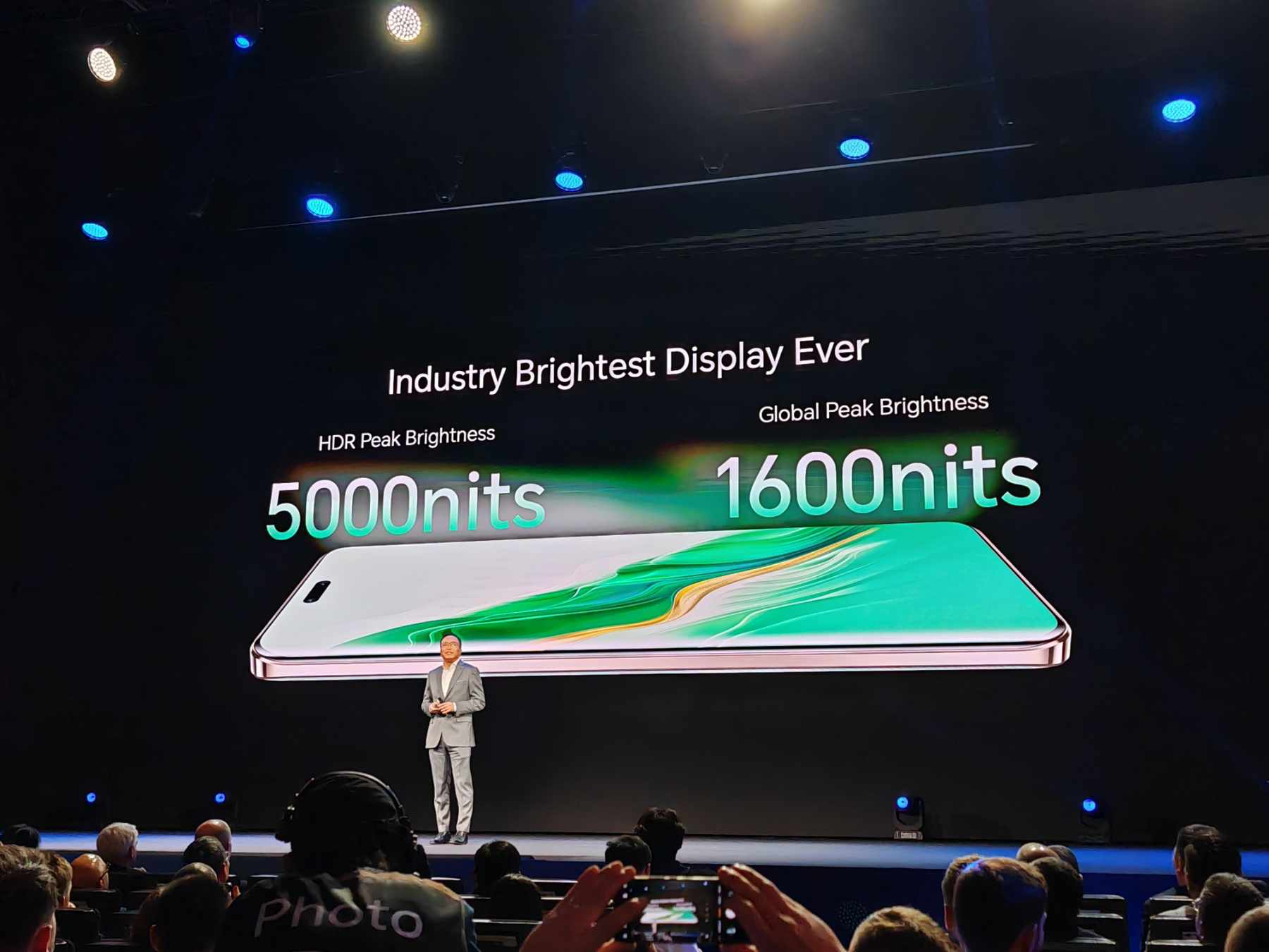 Honor представи глобалната версия на флагмана Magic6 Pro със силициево-въглеродна батерия и впечатляваща камера