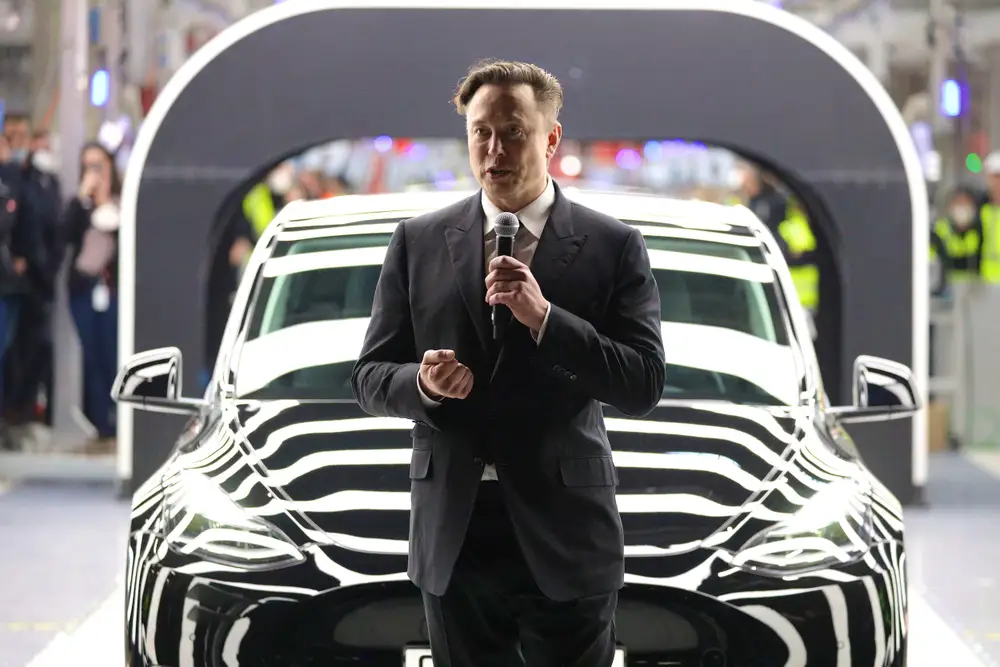 „Бяхме опитни зайчета“: Споделя съпругата на служител на Tesla, загинал в първата катастрофа на FSD системата