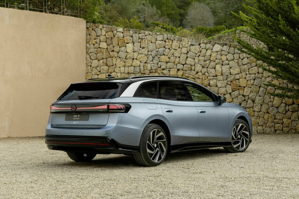 Volkswagen представи електрическото комби ID.7 Tourer с пробег до 685 км и ChatGPT
