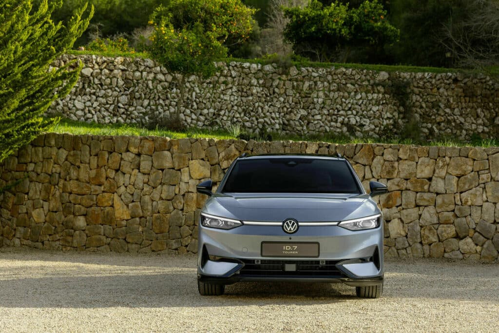 Volkswagen представи електрическото комби ID.7 Tourer с пробег до 685 км и ChatGPT