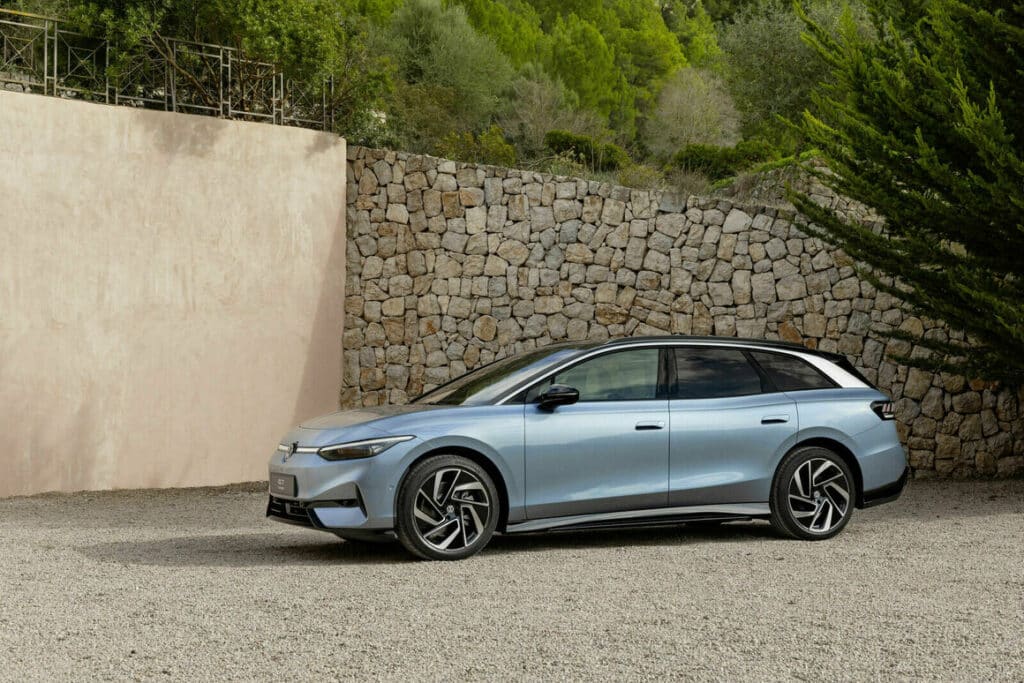 Volkswagen представи електрическото комби ID.7 Tourer с пробег до 685 км и ChatGPT