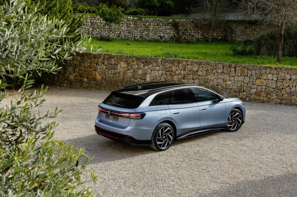 Volkswagen представи електрическото комби ID.7 Tourer с пробег до 685 км и ChatGPT