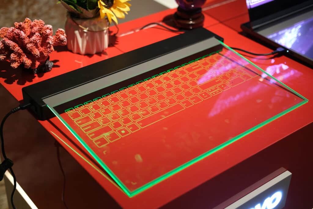Lenovo официално представи концептуалния си лаптоп с прозрачен MicroLED дисплей