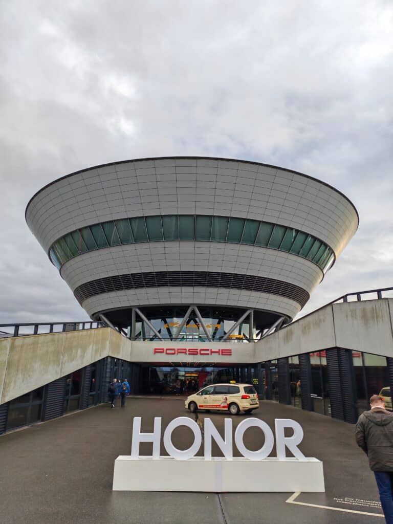 Honor Magic V2 – най-тънкият в своя клас