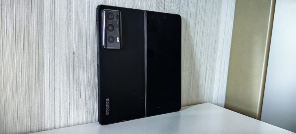 Honor Magic V2 – най-тънкият в своя клас