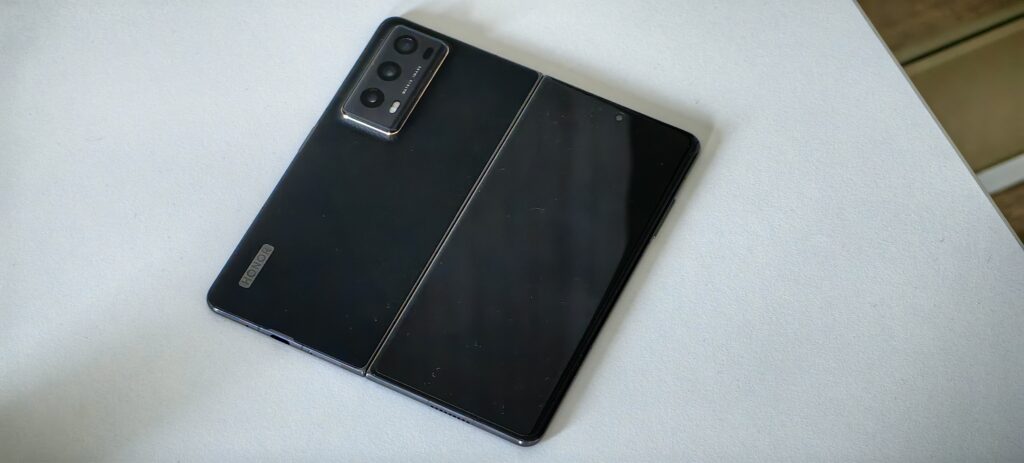 Honor Magic V2 – най-тънкият в своя клас