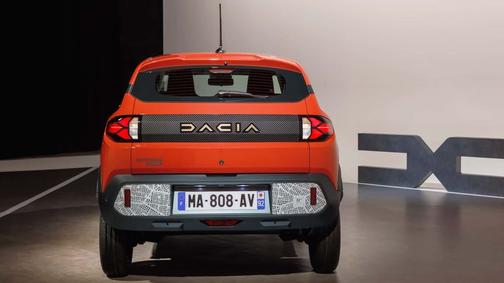 Новата Dacia Spring ще се предлага на същата достъпна цена, но е изцяло обновена