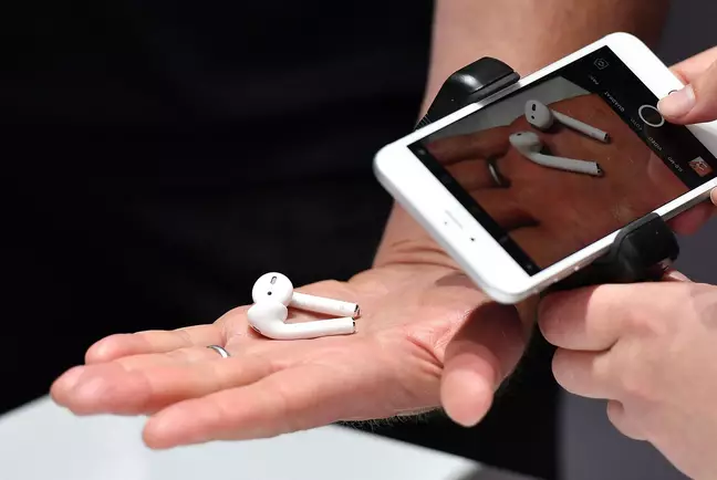 Защо едната слушалка AirPod винаги умира по-бързо от другата и как да се справите с това