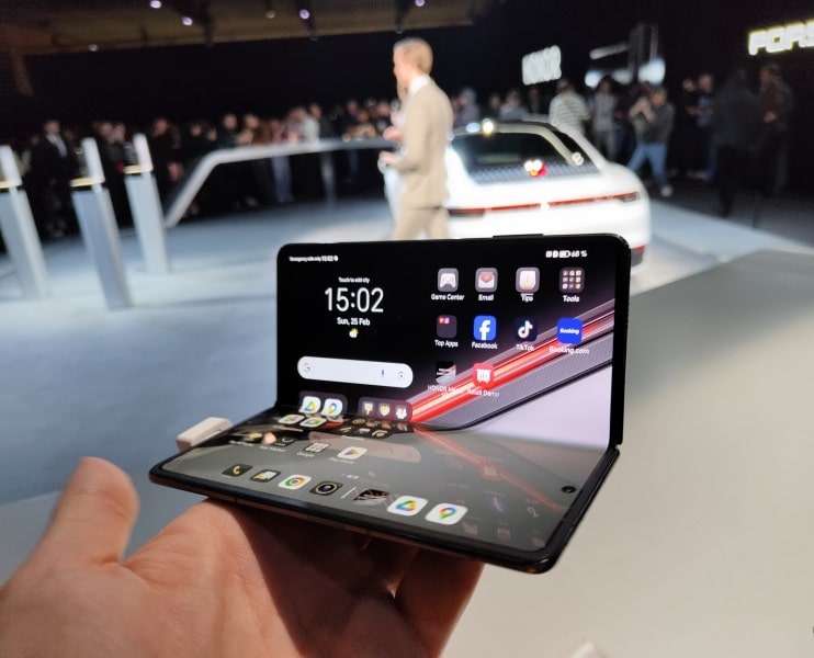 Honor представи глобалната версия на сгъваемия смартфон Magic V2 RSR Porsche Design на цена от €2699