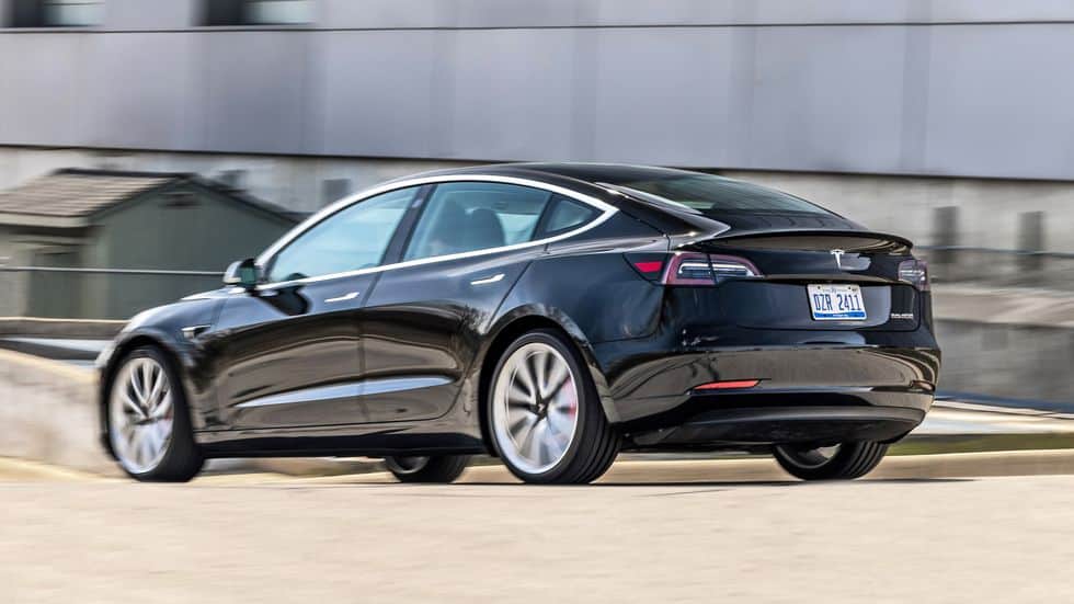 Tesla изтегля стотици хиляди електромобили заради сериозен проблем в бордовите компютри