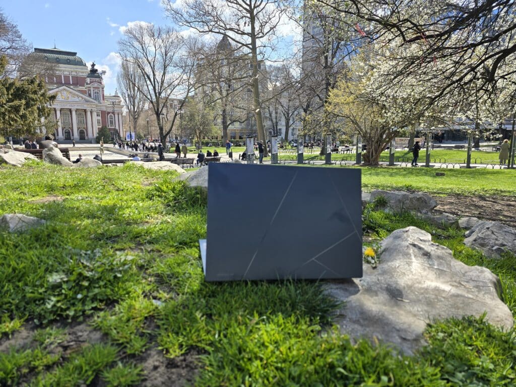 Asus Zenbook 14 OLED UX3405: на тази цена трудно ще намерите нещо по-добро