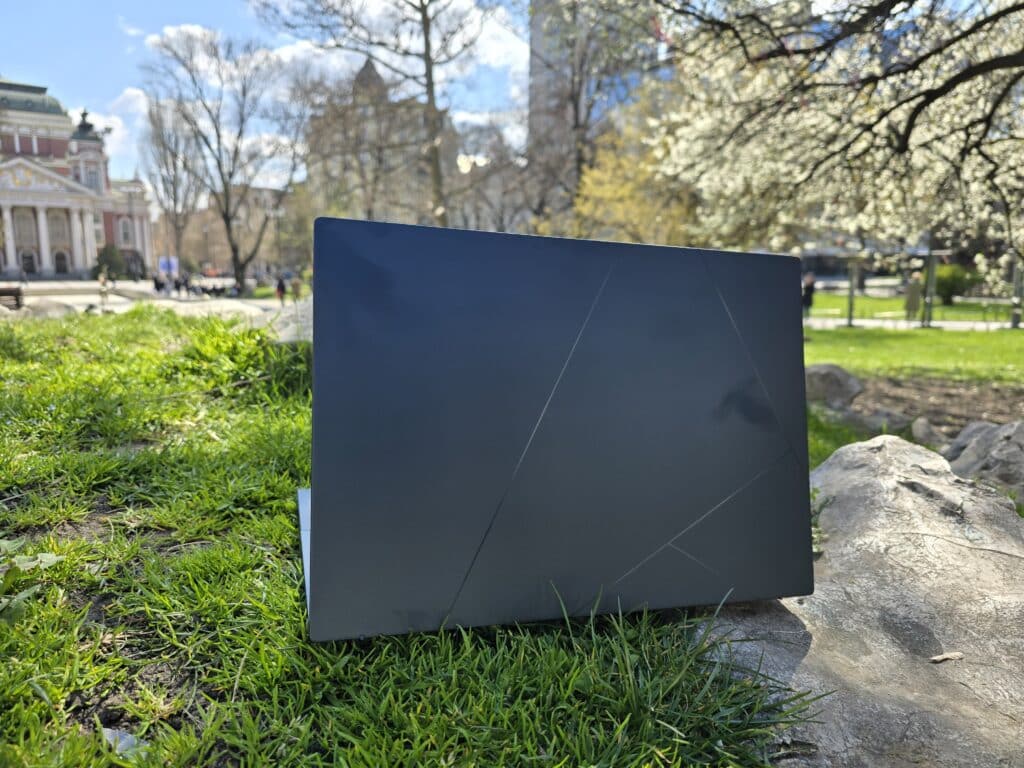 Asus Zenbook 14 OLED UX3405: на тази цена трудно ще намерите нещо по-добро