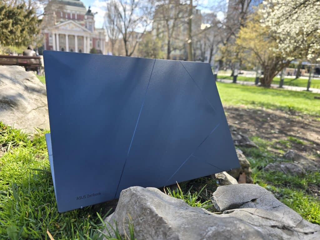 Asus Zenbook 14 OLED UX3405: на тази цена трудно ще намерите нещо по-добро