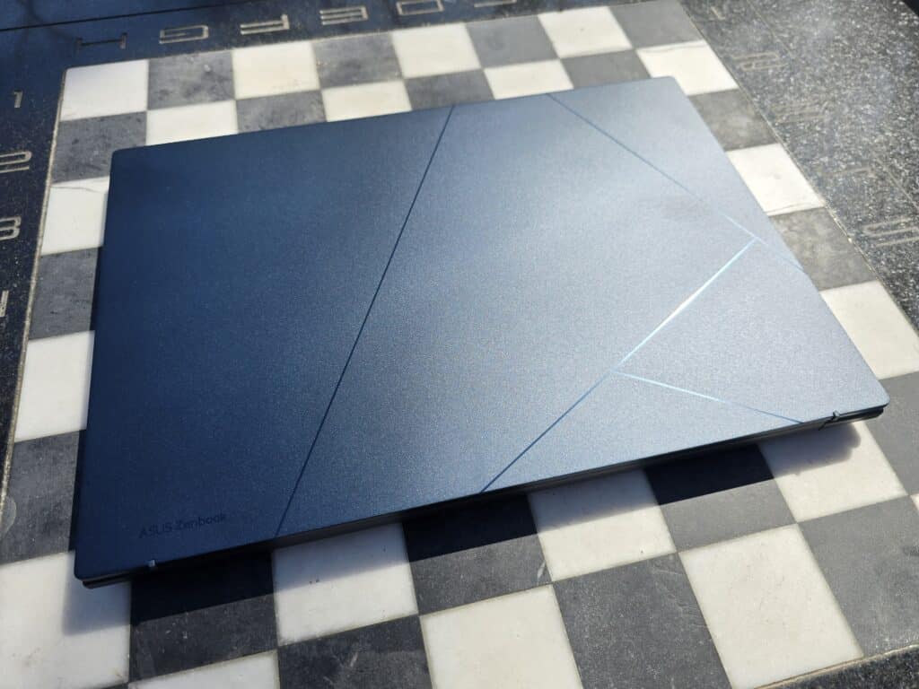Asus Zenbook 14 OLED UX3405: на тази цена трудно ще намерите нещо по-добро