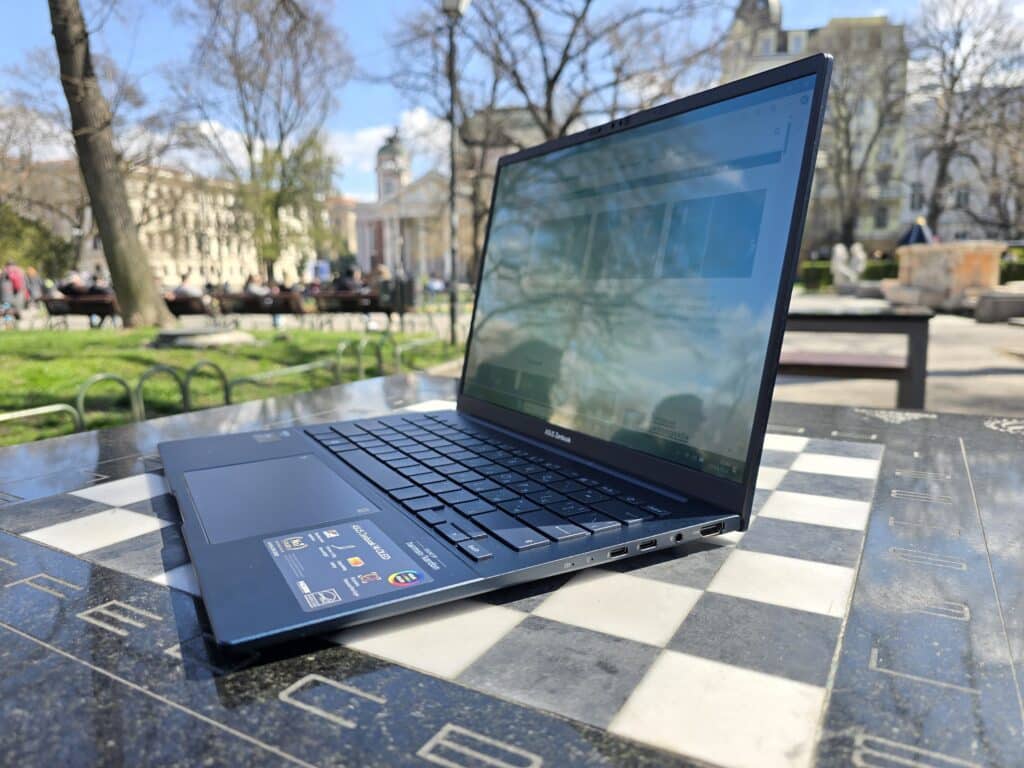 Asus Zenbook 14 OLED UX3405: на тази цена трудно ще намерите нещо по-добро