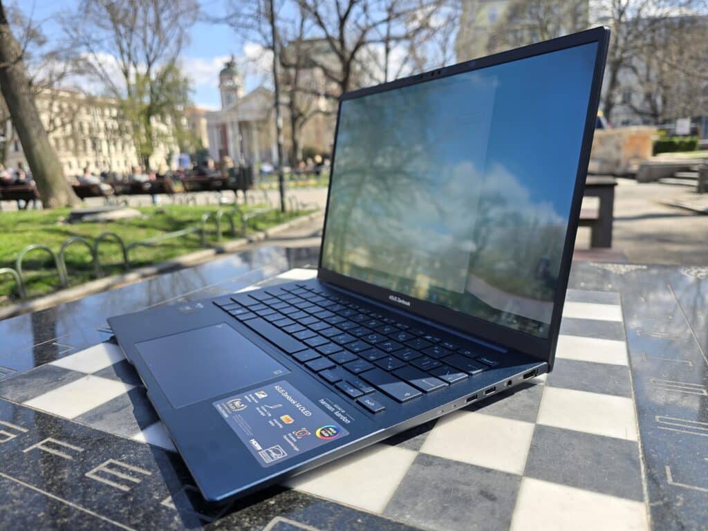 Asus Zenbook 14 OLED UX3405: на тази цена трудно ще намерите нещо по-добро