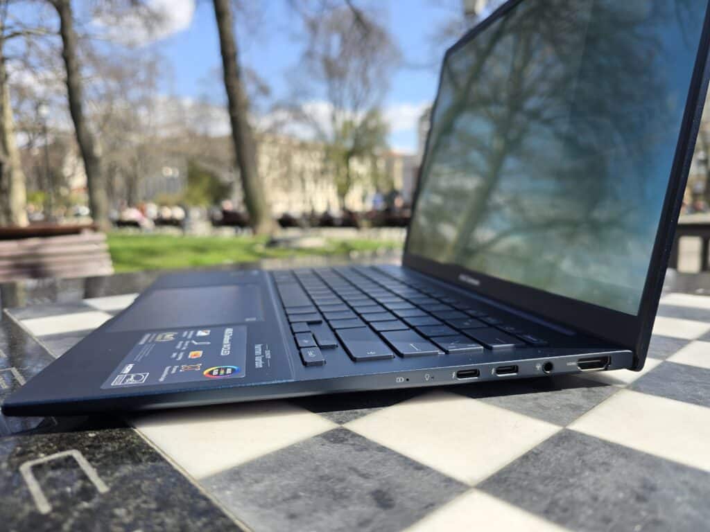 Asus Zenbook 14 OLED UX3405: на тази цена трудно ще намерите нещо по-добро
