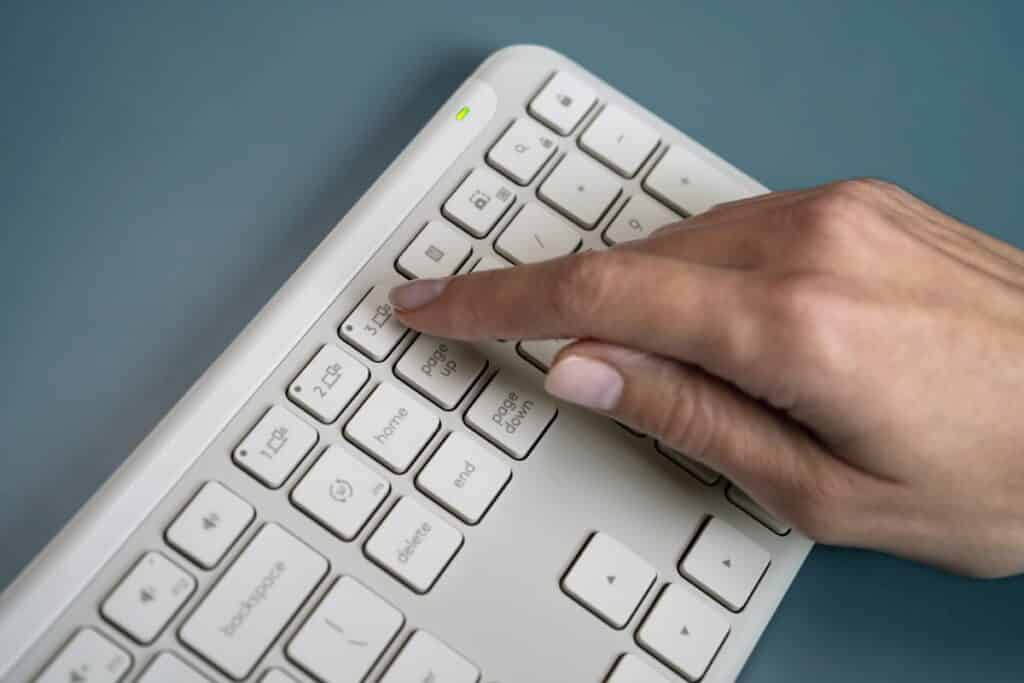 Logitech представи Signature Slim за безпроблемно преминаване между личния и професионалния живот