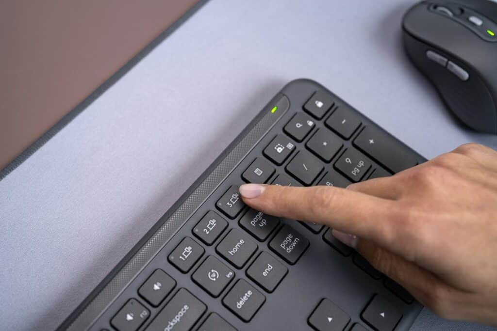 Logitech представи Signature Slim за безпроблемно преминаване между личния и професионалния живот