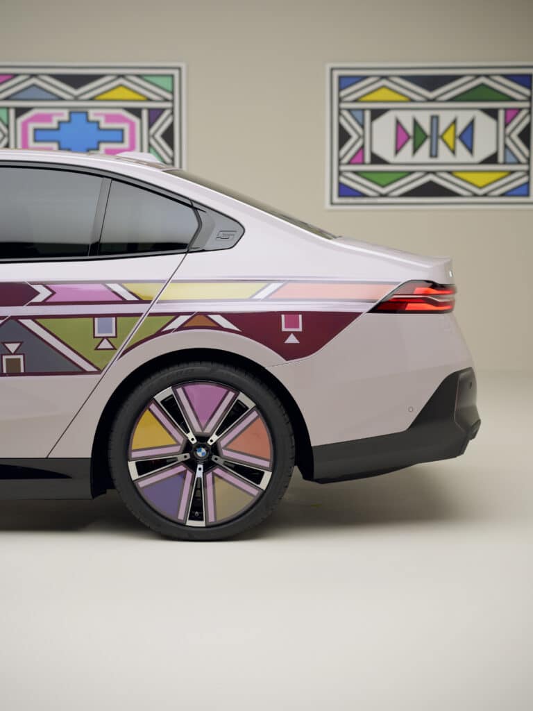 Изкуството среща иновациите: BMW i5 Flow NOSTOKANA
