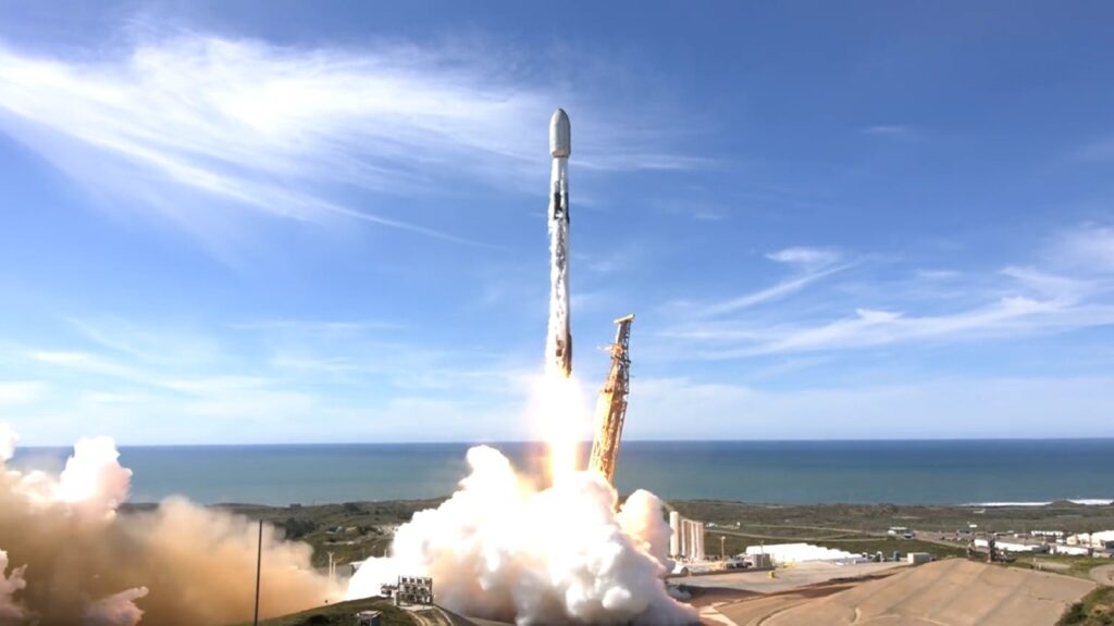 Нереално: SpaceX озари арктическото небе с гигантска бяла спирала