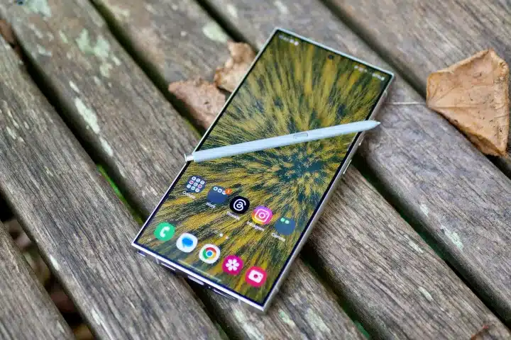 5 ключови функции, с които Galaxy S24 Ultra побеждава iPhone 16 Pro Max